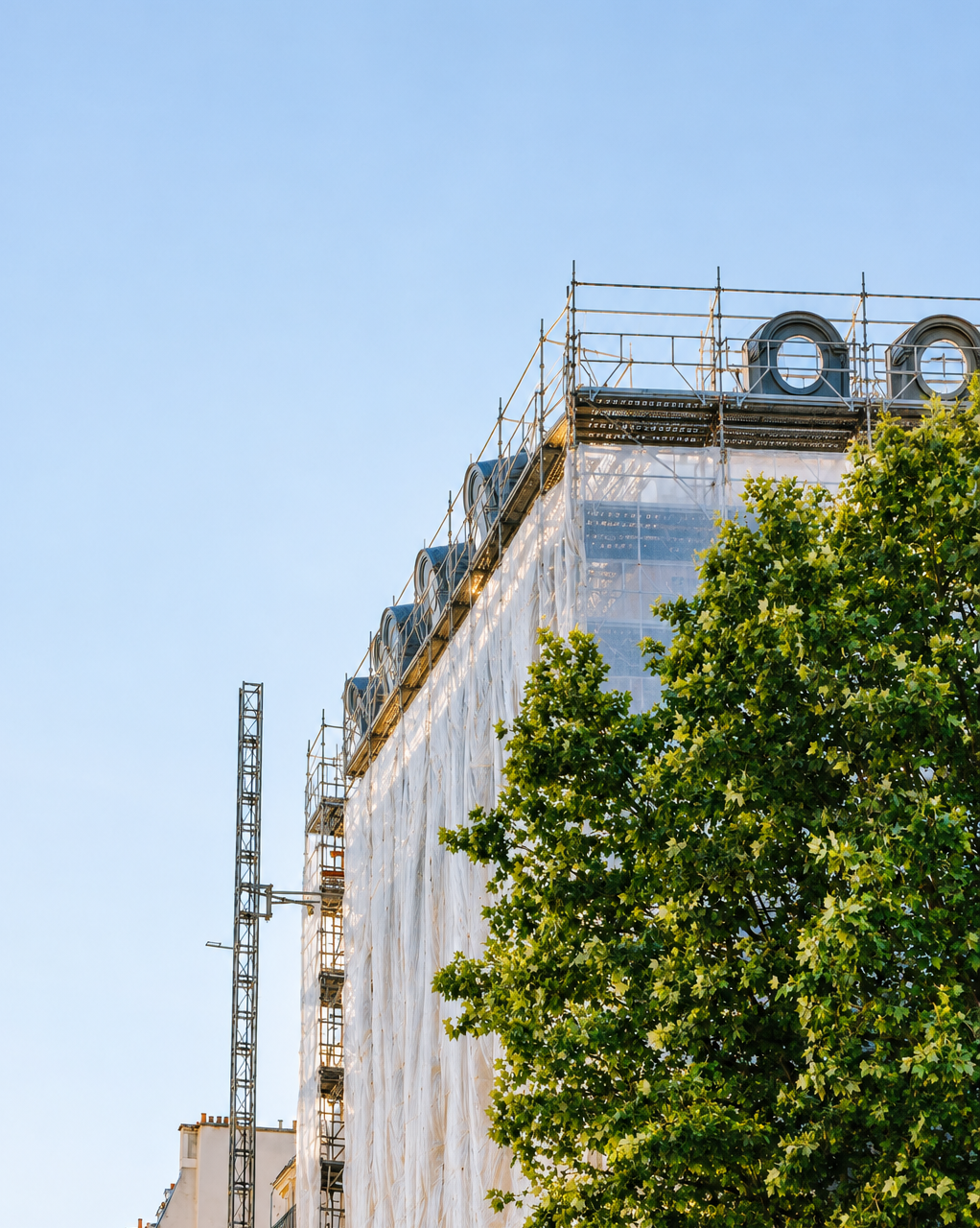 Surélévation à Paris : financer les travaux de copropriété Ravalement d’une façade parisienne avec échafaudage