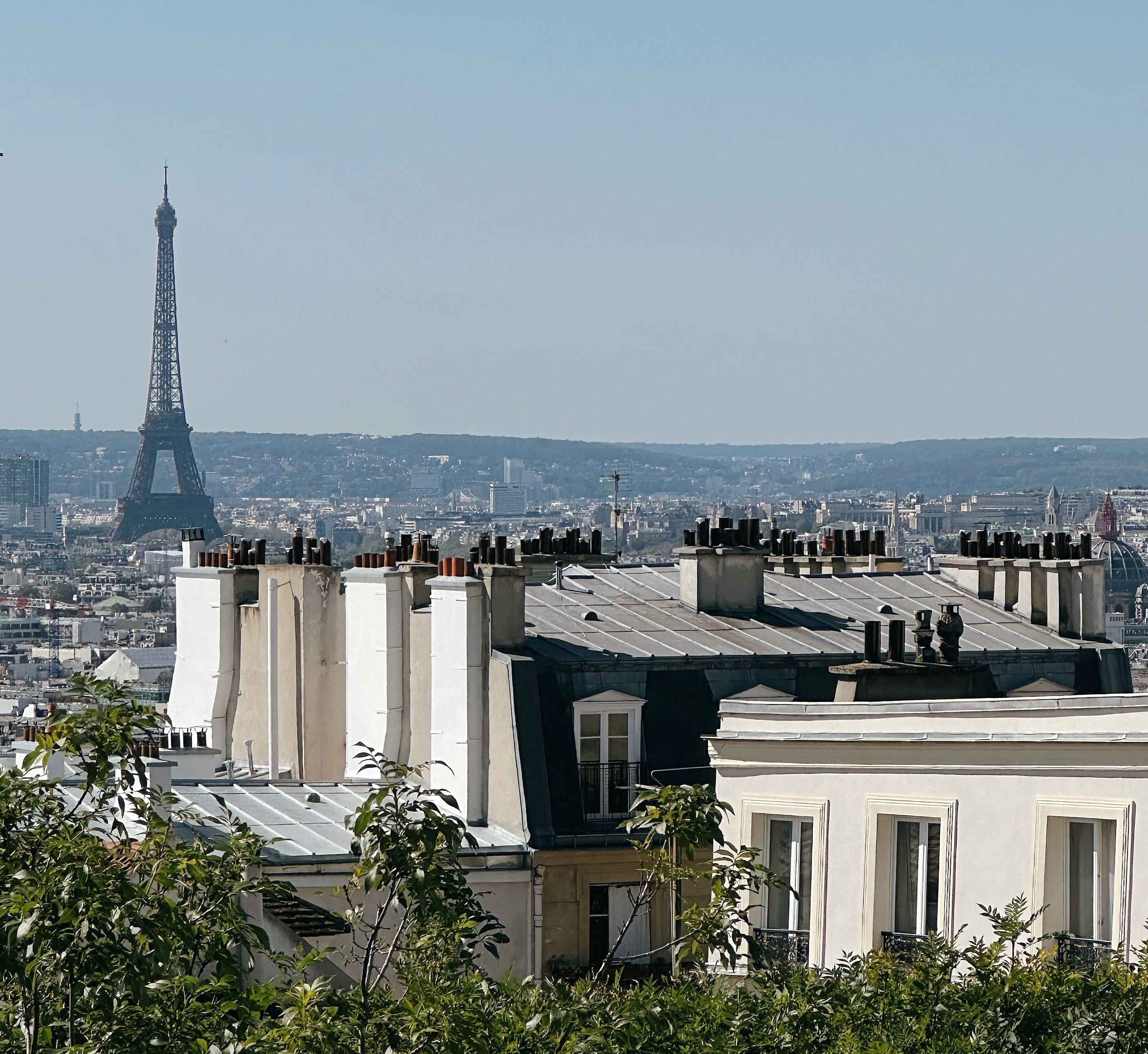 Guide 2026 : surélévation en copropriété à Paris | RM Architecte Toits de Paris et tour Eiffel – Paysage architectural parisien